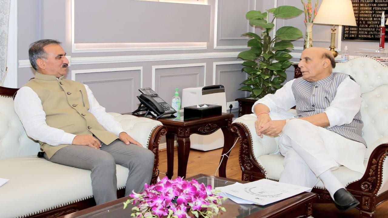 CM Sukhu met the Defense Minister, stressed on the need to strengthen strategically important road routes