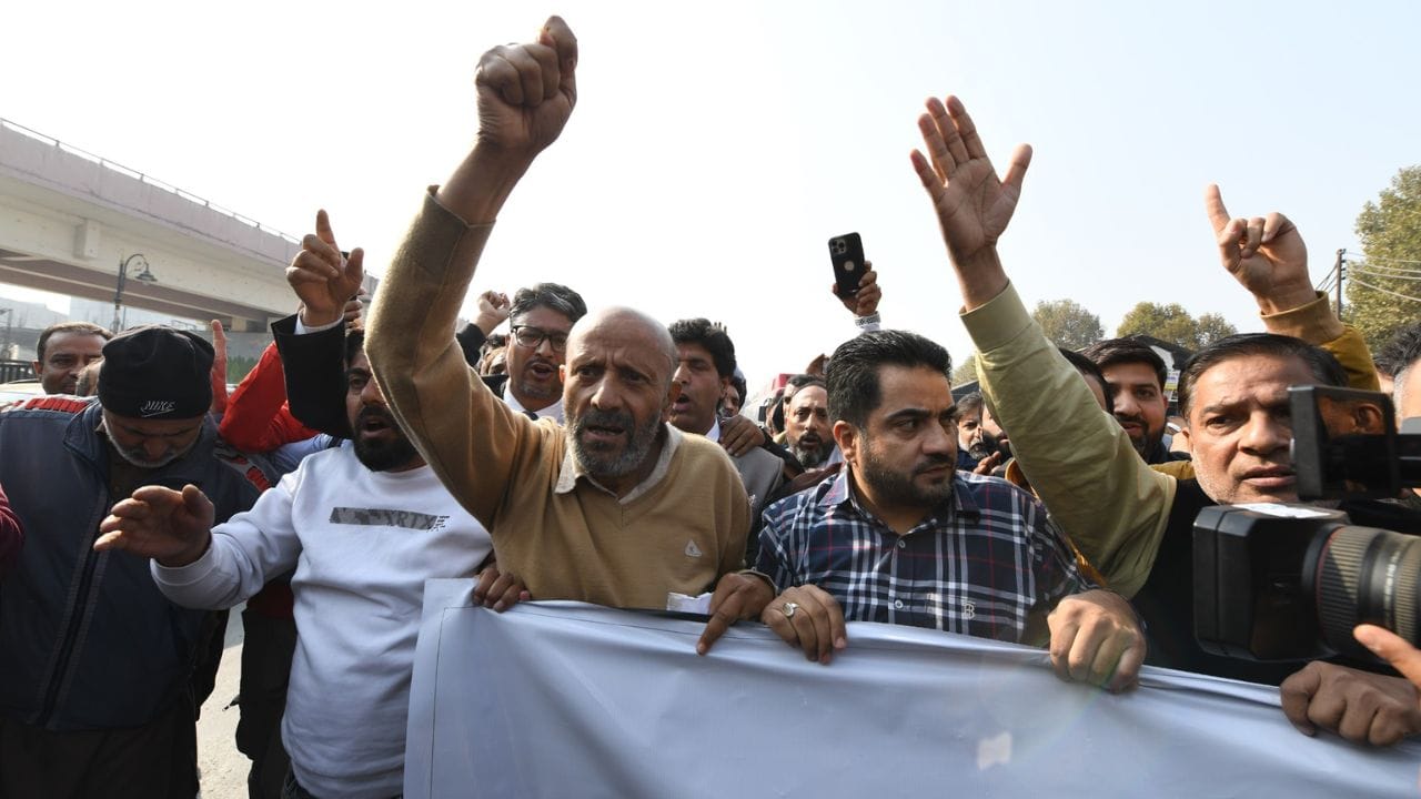 J&K News: Omar Abdullah given the title of 'Paltu Ram', Rashid's demonstration in Srinagar, demand for restora