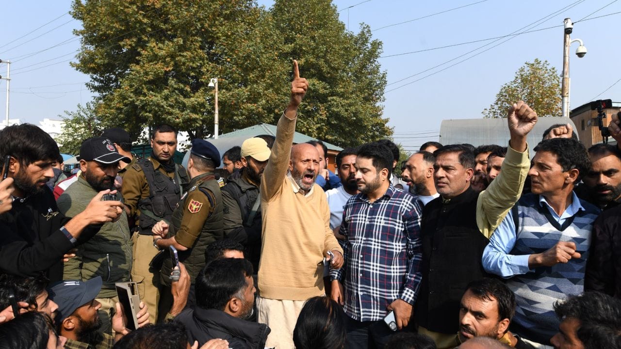 J&K News: Omar Abdullah given the title of 'Paltu Ram', Rashid's demonstration in Srinagar, demand for restora