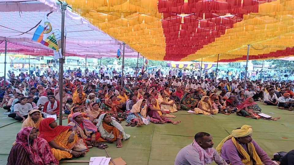 आदिवासी समाज का प्रदर्शन