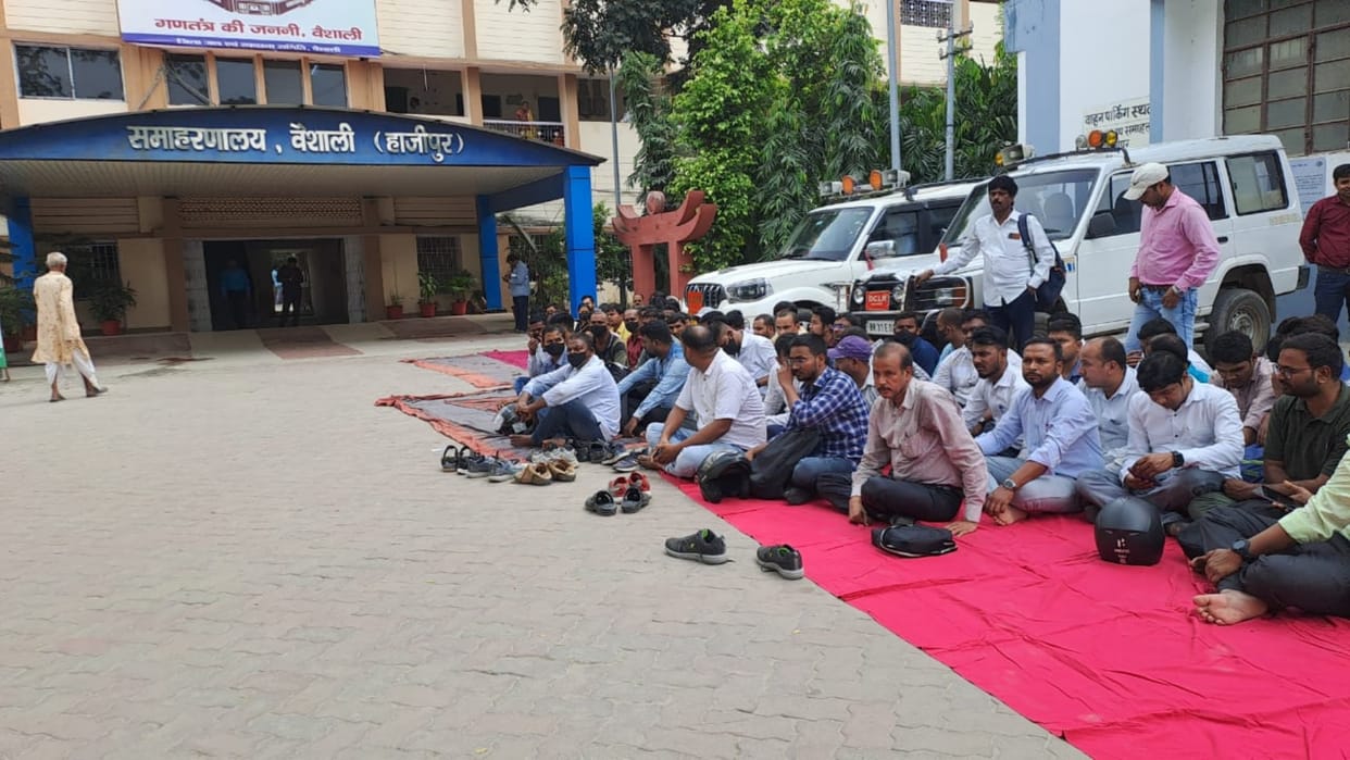 Bihar News: Revenue employees and CO on strike against DM in Vaishali, work stopped