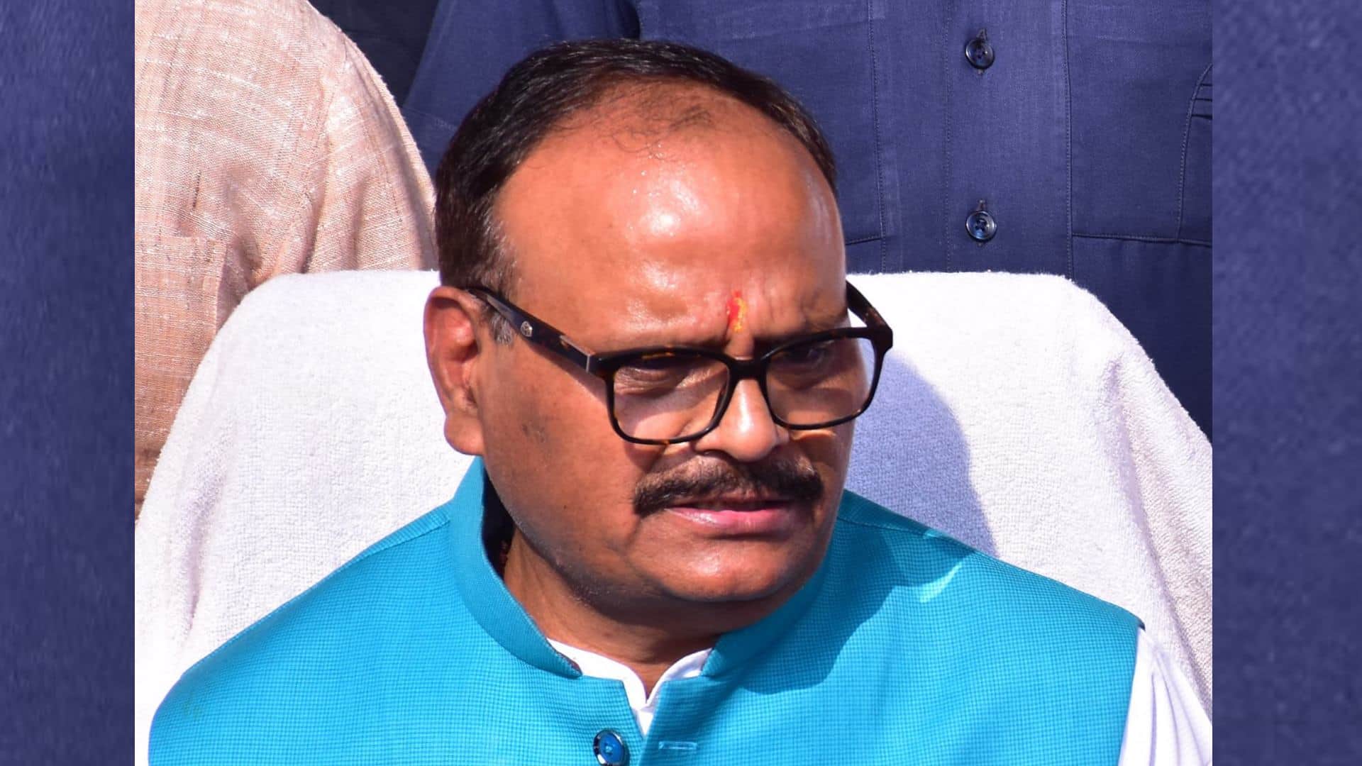 family members crying over death of newborns Jhansi Medical Administration busy applying lime to welcome Deput