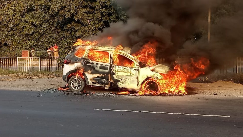 Fire broke out in moving car on Karnal GT Road