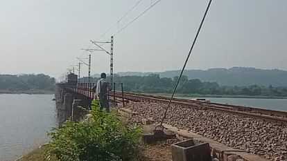 young man and girl committed suicide by jumping into river from moving train in Jhansi