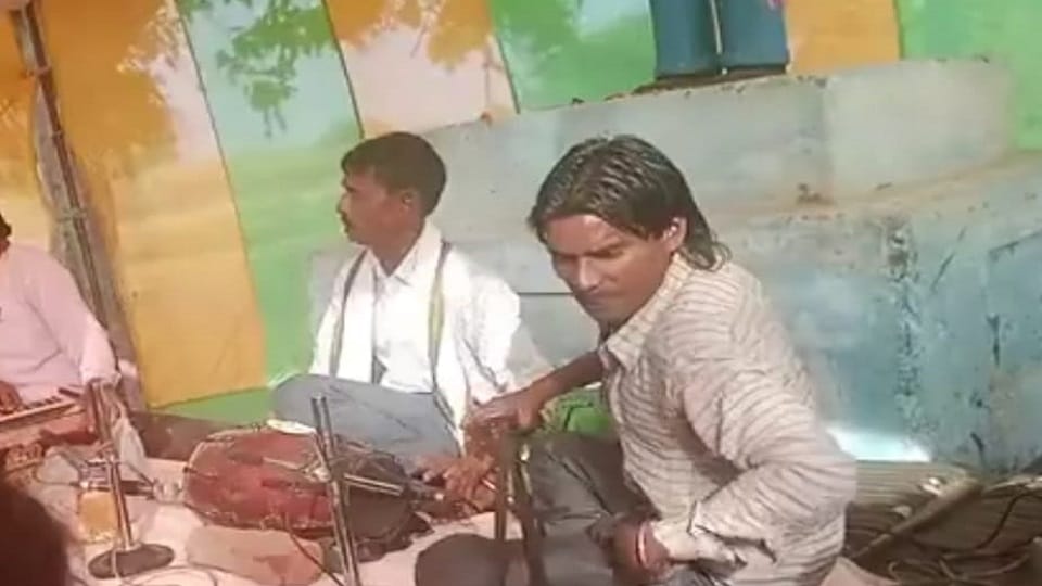 Death came silently: young man fell down while playing tongs during program could not get up again
