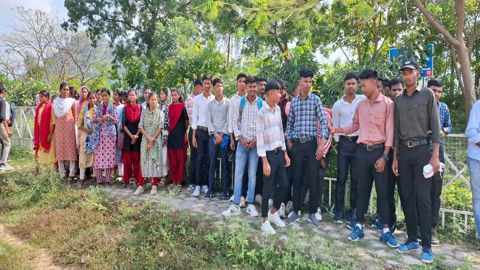 छात्रों ने एसपी से की शिकायत