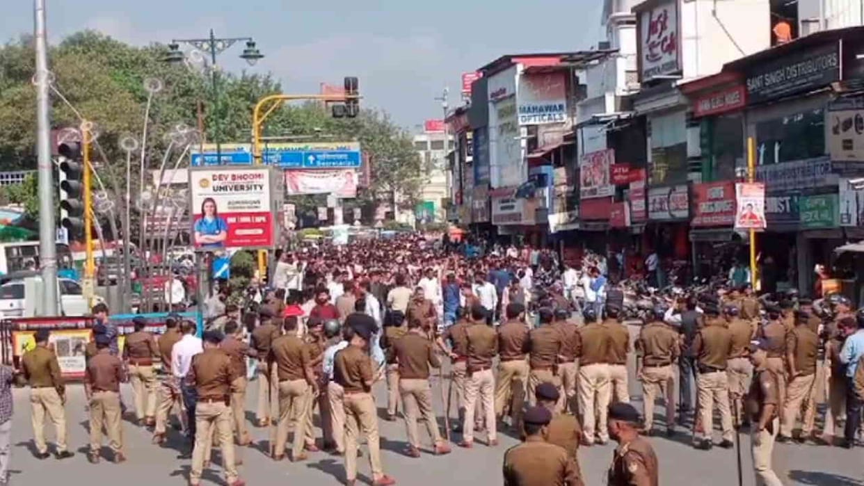 Student union elections Conducting Demand Dehradun DAV PG College student created ruckus in city Ghantaghar