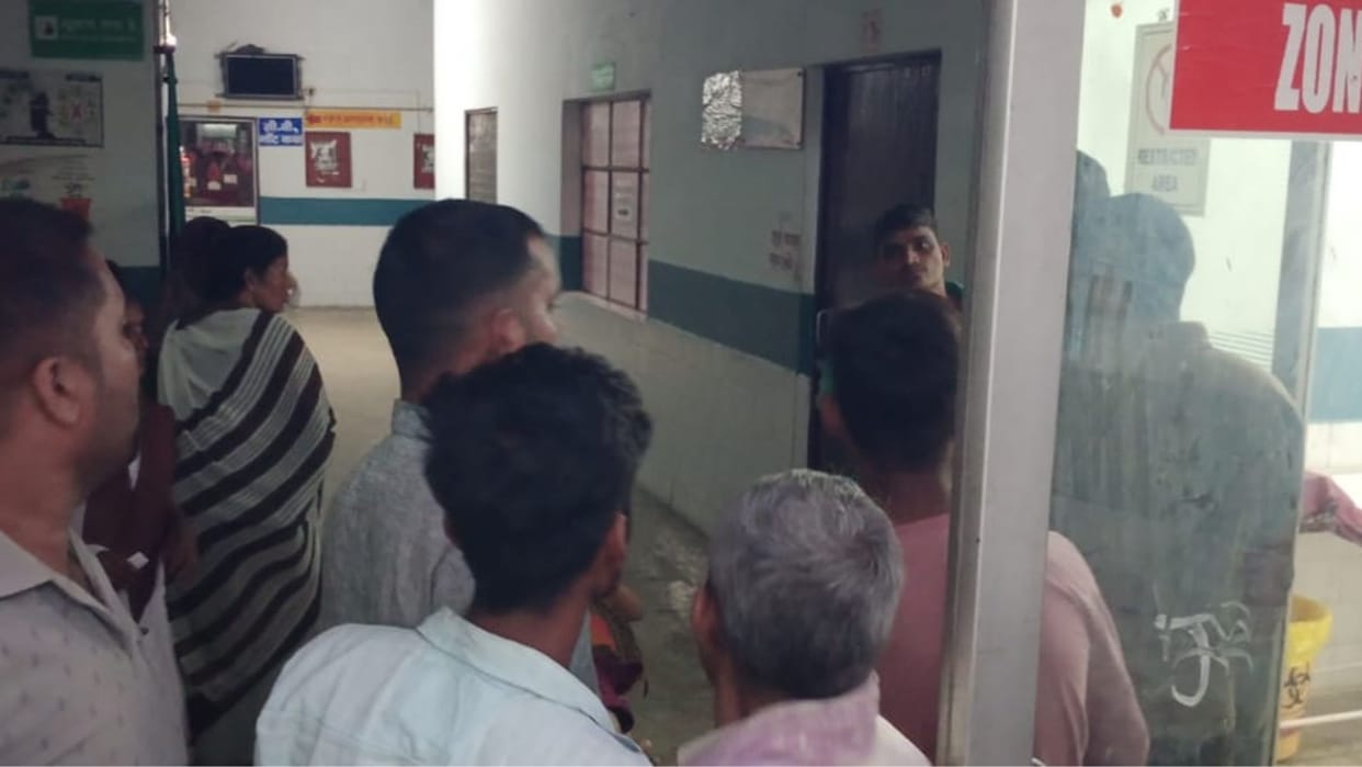 Family members create ruckus over the death of pregnant woman accuse doctor of negligence