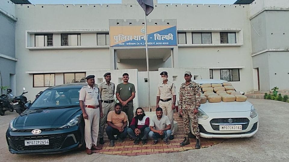 Police arrested three ganja smugglers in Kabirdham