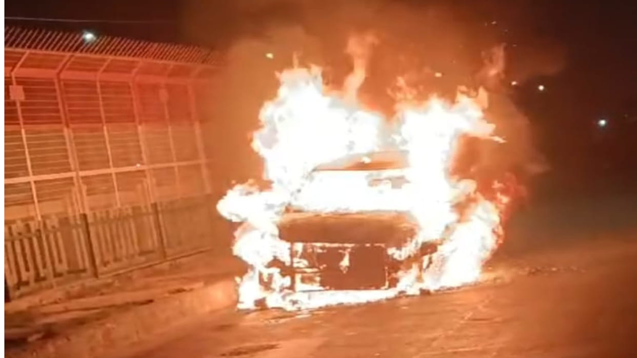 In Gorakhpur, Car turns into ball of fire on Rajghat bridge, people troubled by two-hour traffic jam