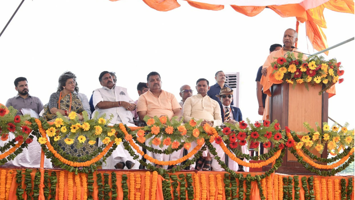 CM Yogi rewarded the winners at the conclusion of rowing competition in Gorakhpur.