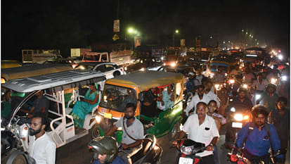 In Gorakhpur, Car turns into ball of fire on Rajghat bridge, people troubled by two-hour traffic jam