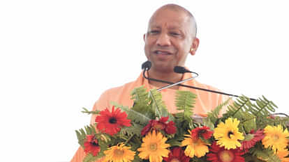 अयोध्या: दलित बस्ती के लोगों के बीच सीएम ने मनाई दिवाली, महिलाओं और बच्चों को बांटी मिठाई Ayodhya: CM celebrated Diwali among the people of Dalit colony, distributed sweets to women and children