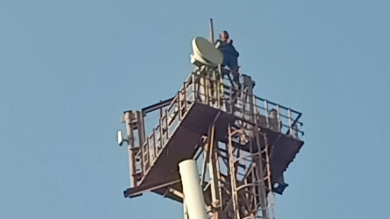 Naushad of Mainpuri climbed the tower in Gorakhpur with insistence of meeting CM Yogi.Was worried about fake