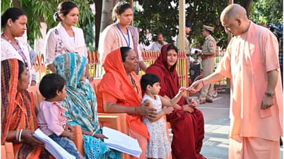 CM Yogi listened to people's problems in public darshan at Gorakhnath temple.