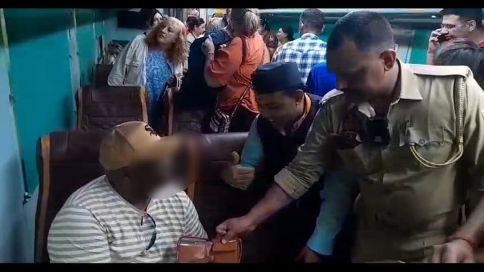 Australian citizen's bag was left behind in Gatiman Express GRP jawan found it