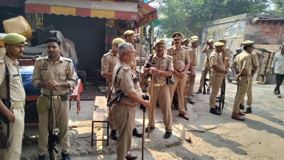 dispute and fight between two parties regarding removal of a cart in Ghaziabad