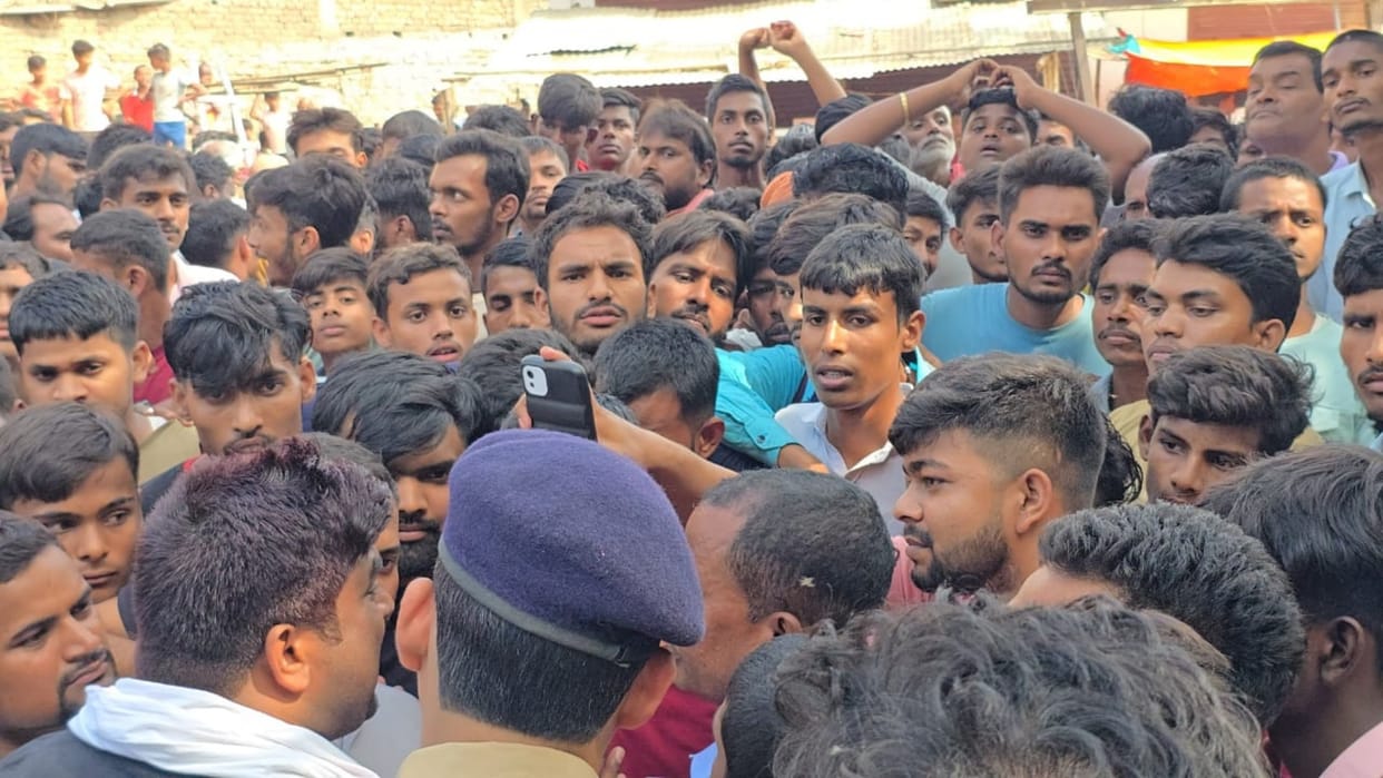 Gopalganj News: One of 3 youths injured in knife attack died; Villagers surround police station, create ruckus
