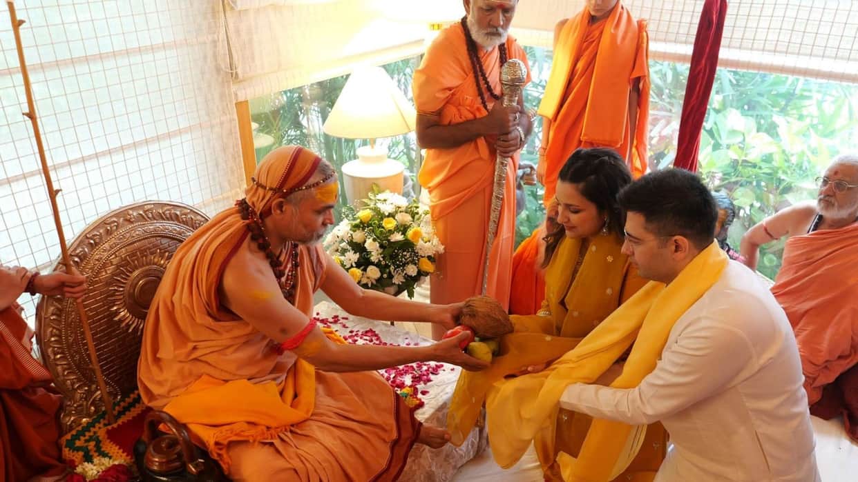 Jagadguru Shankaracharya arrived at Parineeti Chopra in laws house husband Raghav Chadha paid obeisance