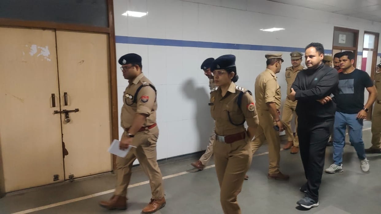 Miscreants entered the house and beat up and looted two people seriously injured admitted to medical college