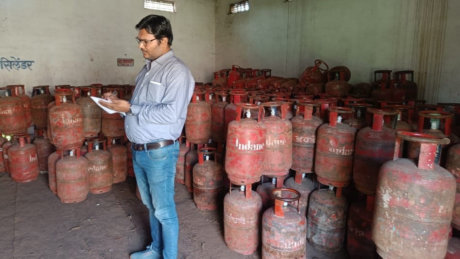 indore news gas cylinder black market