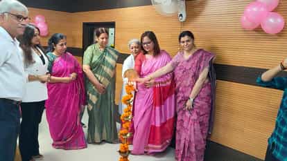 स्तन कैंसर का इलाज करा चुकी महिलाओं के सम्मान में केजीएमयू में एक कार्यक्रम आयोजित किया गया।