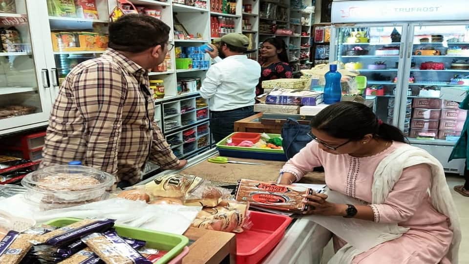 खाद्य विभाग ने लिए नमूने