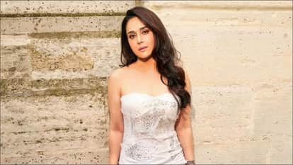 Preity Zinta replied to fan with love who wants to meet her and click the best selfie