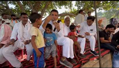 Mp:जब जीतू पटवारी ने खाई बच्चों की जूठी रबड़ी, नाई की मांग पर टपरे में करवाई सेविंग, उपचुनाव में झोंक रहे ताकत MP: When Jitu Patwari ate the leftover rabri of the children, on the demand of new money, he saved money in hi