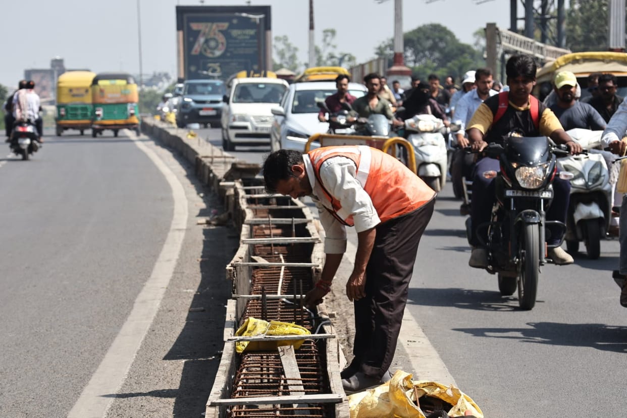 Indore: Corporation is doing a new experiment on 61 year old Regal Bridge, made permanent dividers on the two