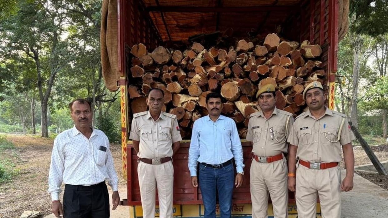 Chittorgarh: Kher wood seized from the truck that broke the blockade, feared to be taken to Gutkha factory