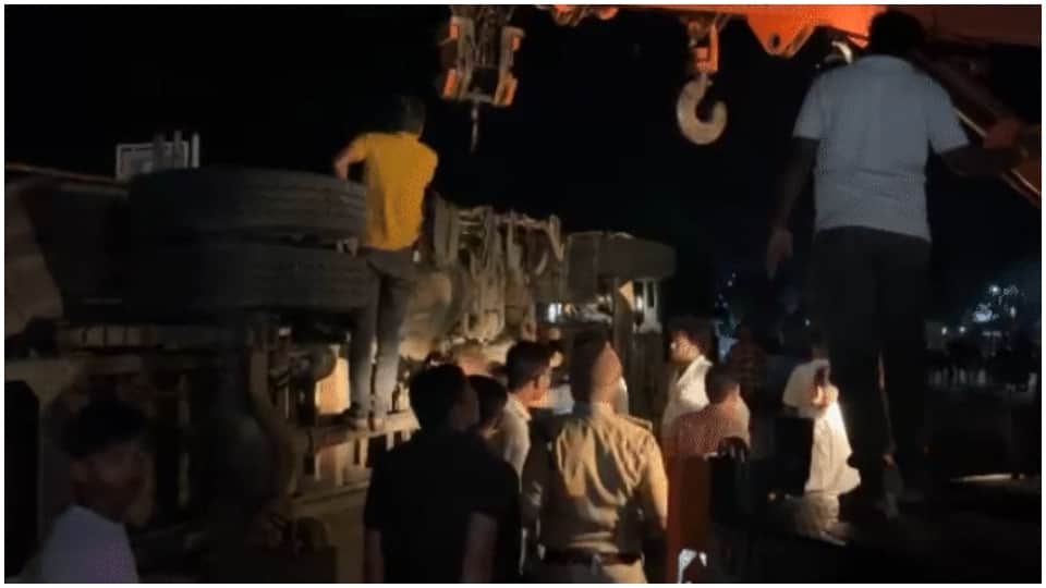 MP Crime News: Four killed in road accident in Barwani truck overturns after hitting cow