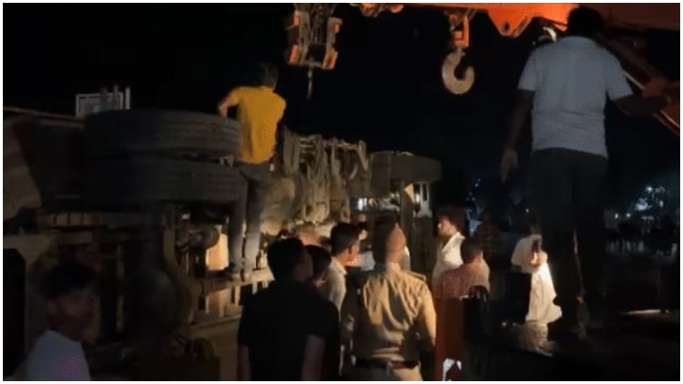 MP Crime News: Four killed in road accident in Barwani truck overturns after hitting cow