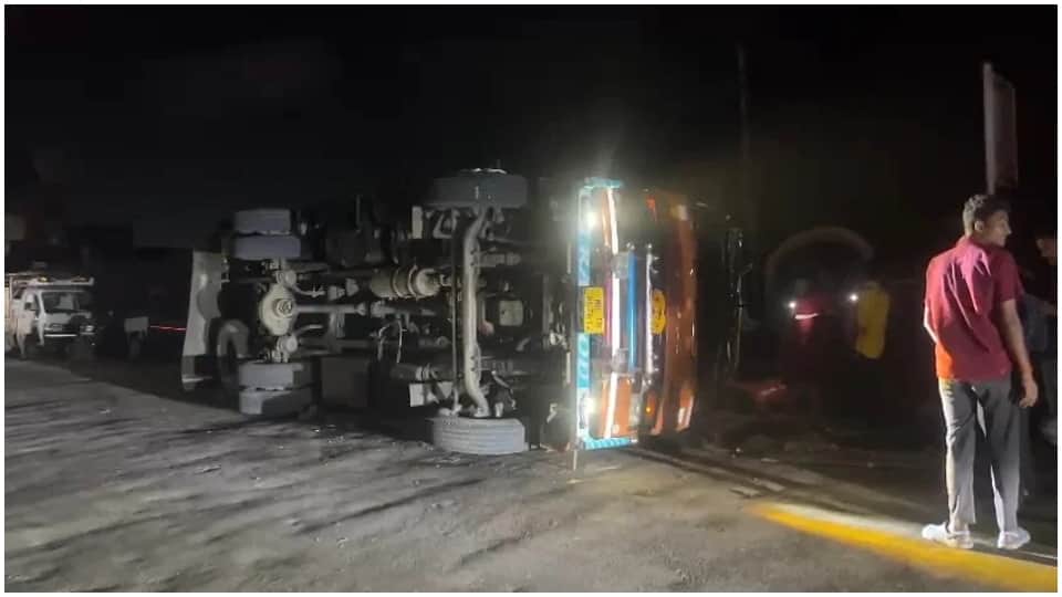 MP Crime News: Four killed in road accident in Barwani truck overturns after hitting cow