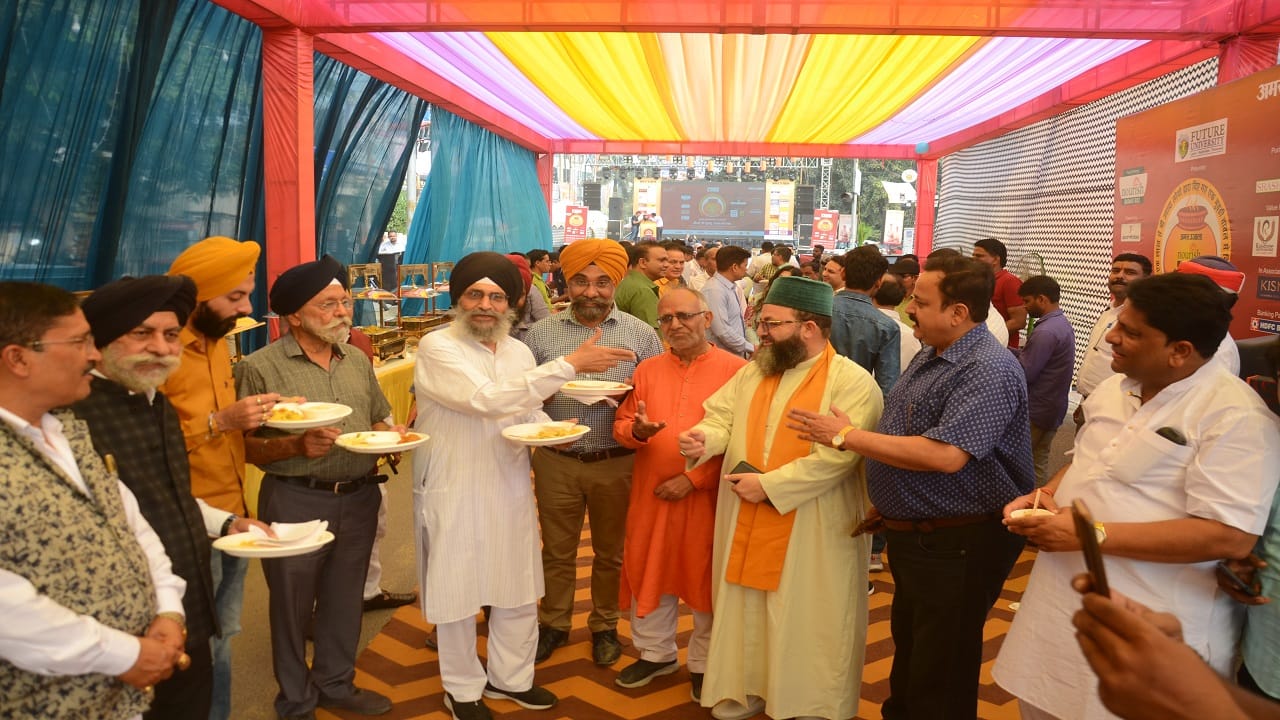 Bareilly gave the message of harmony Amar ujala Sadbhavna Pulao was distributed at 52 places