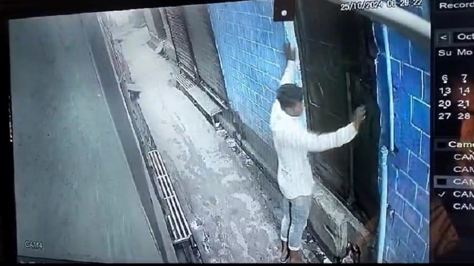 Theft of lakhs from the house of two businessmen