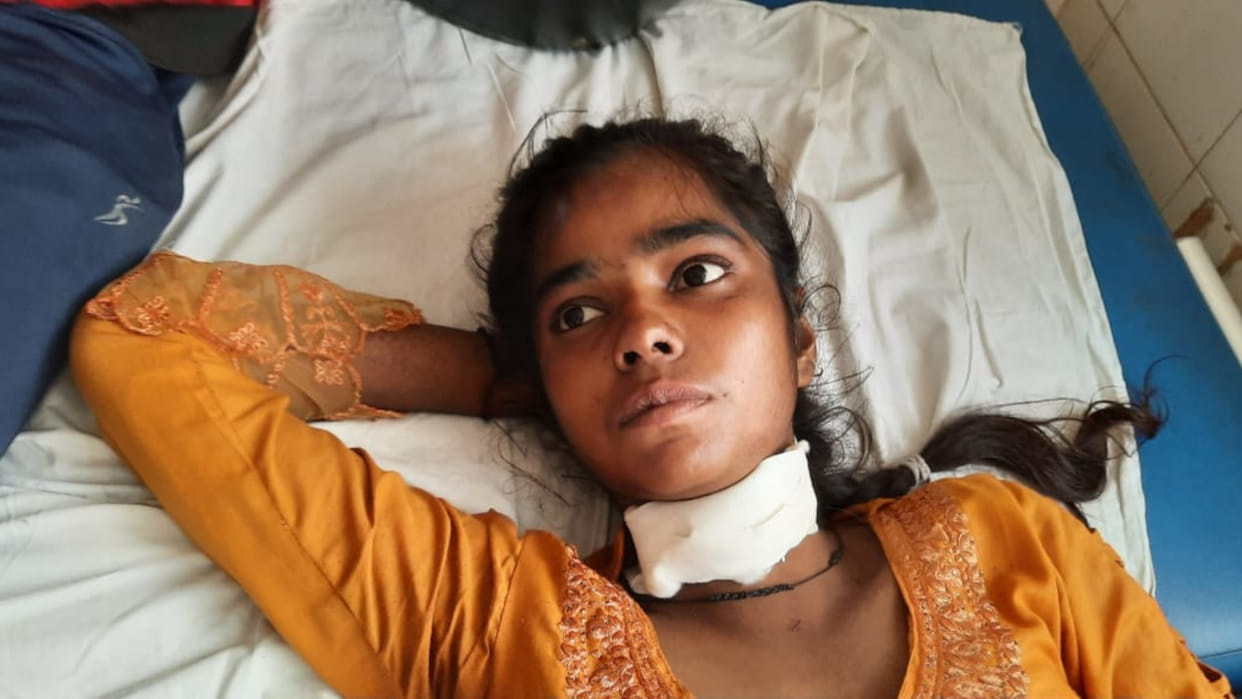 In Deoria, youth riding a bike stabbed a girl and injured her, condition critical