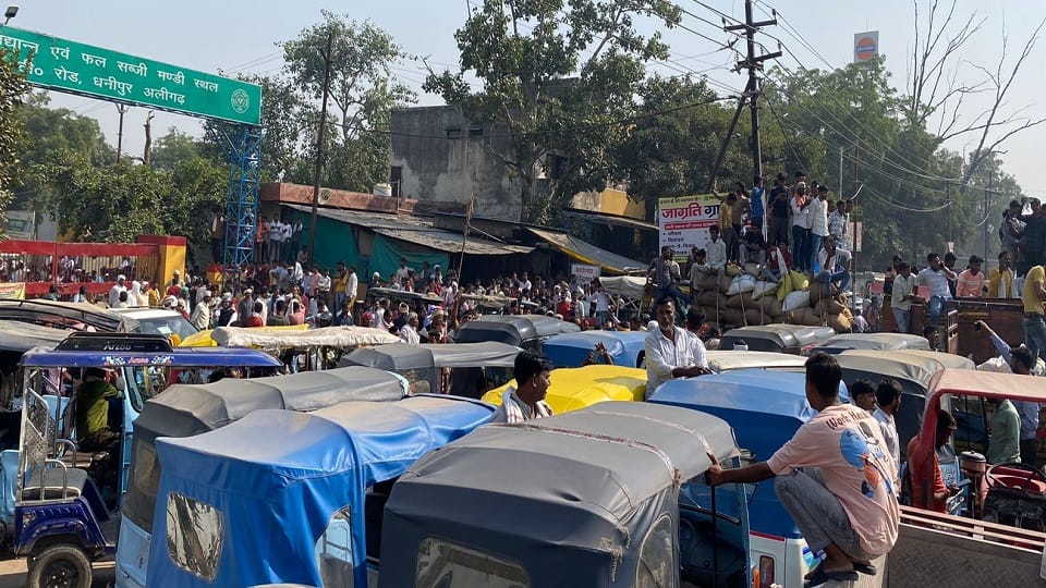 Farmers and traders protested against counting of votes in Aligarh Dhanipur Mandi