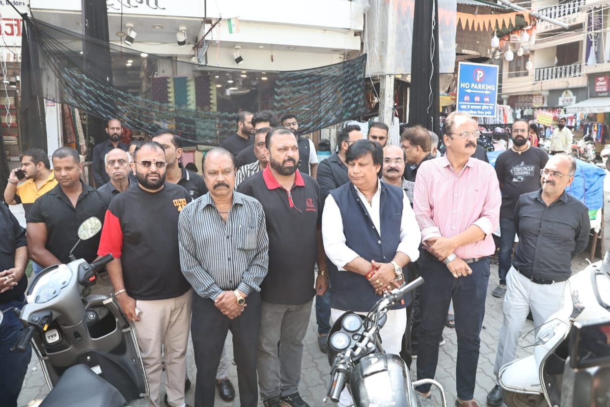 Indore: Traders said - those selling goods on the footpath have ruined our business, wore black clothes in pro