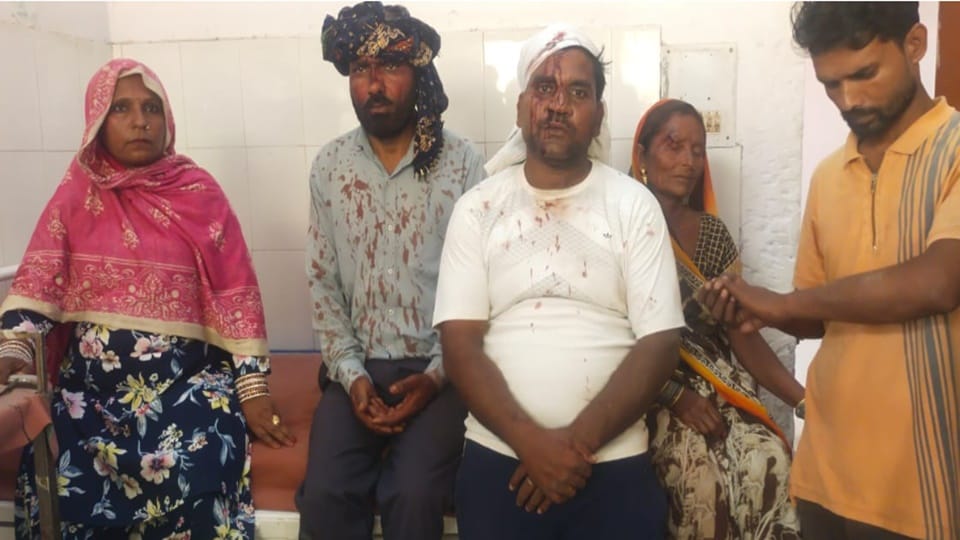 Amroha: Stone pelting between two parties in land dispute, police had to run away to save their lives