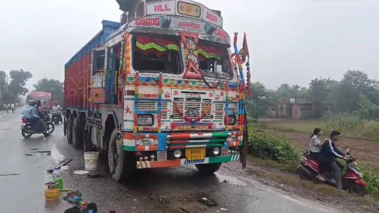 Bihar News : Truck accident in Patna, people protested on the road after death of youth.