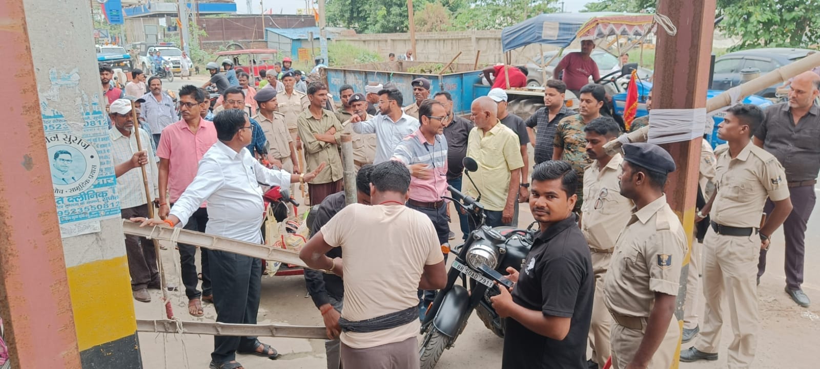 व्यवसायियों ने किया विरोध।