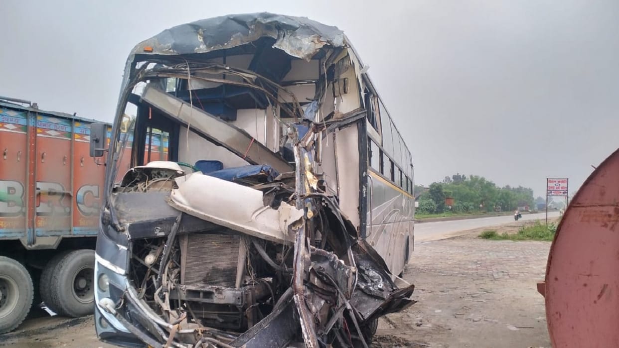 Bihar: In Aurangabad, bus collides with truck parked at Line Hotel; One dead, more than 12 passengers injured