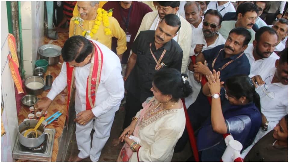 MP News: CM Mohan Yadav Makes Adrak Wali Chai On Chitrakoot Visit With Wife Seema Yadav See Photos