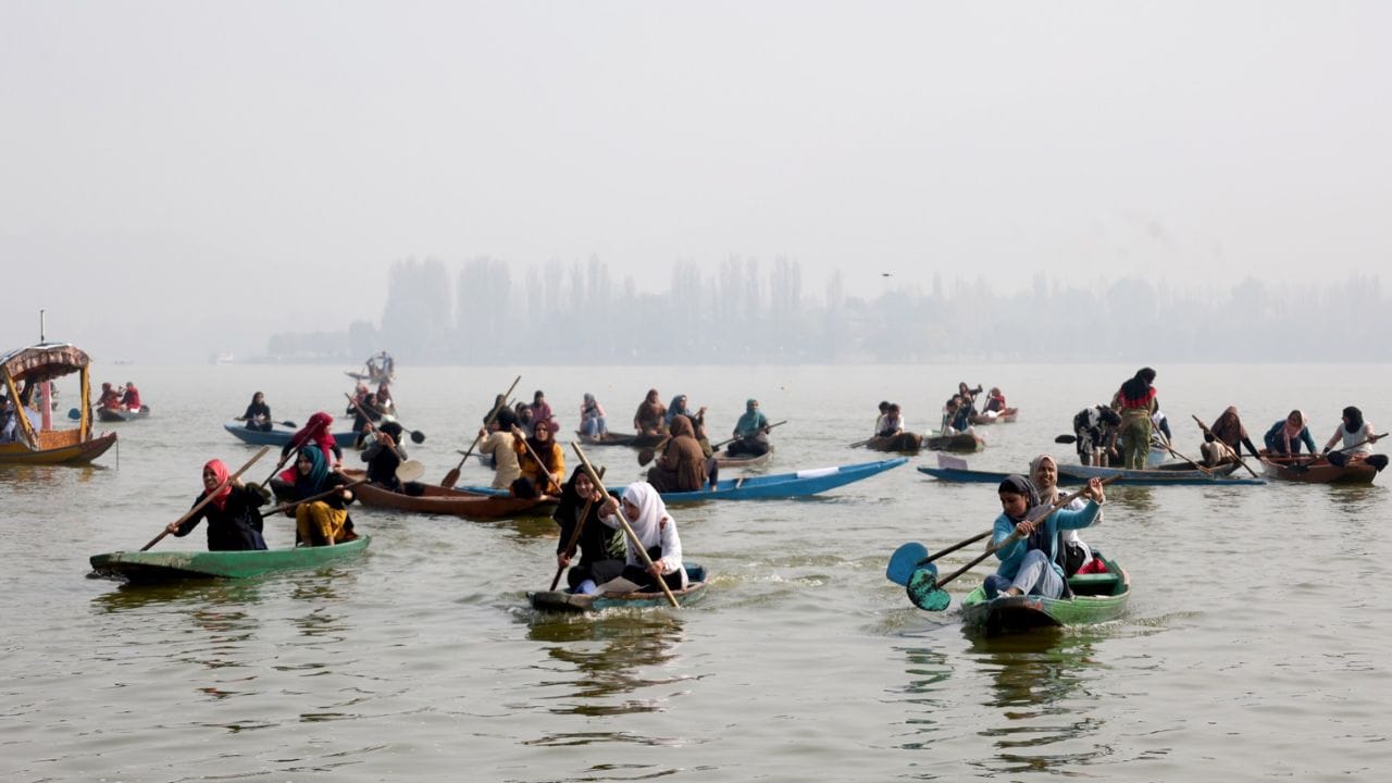 Jammu Kashmir: Water display of women power in Dal Lake, first women's boat race organized in Kashmir, see pic