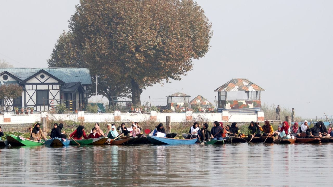Jammu Kashmir: Water display of women power in Dal Lake, first women's boat race organized in Kashmir, see pic