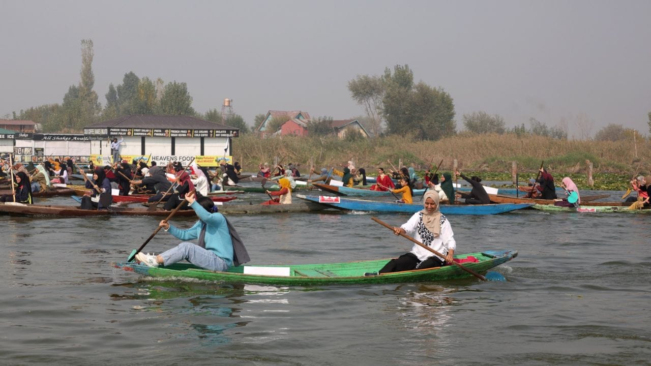 Jammu Kashmir: Water display of women power in Dal Lake, first women's boat race organized in Kashmir, see pic