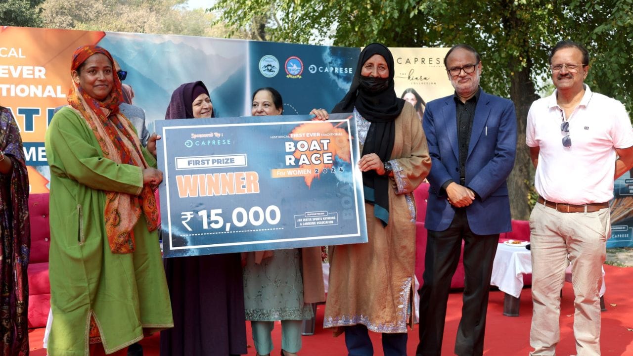 Jammu Kashmir: Water display of women power in Dal Lake, first women's boat race organized in Kashmir, see pic