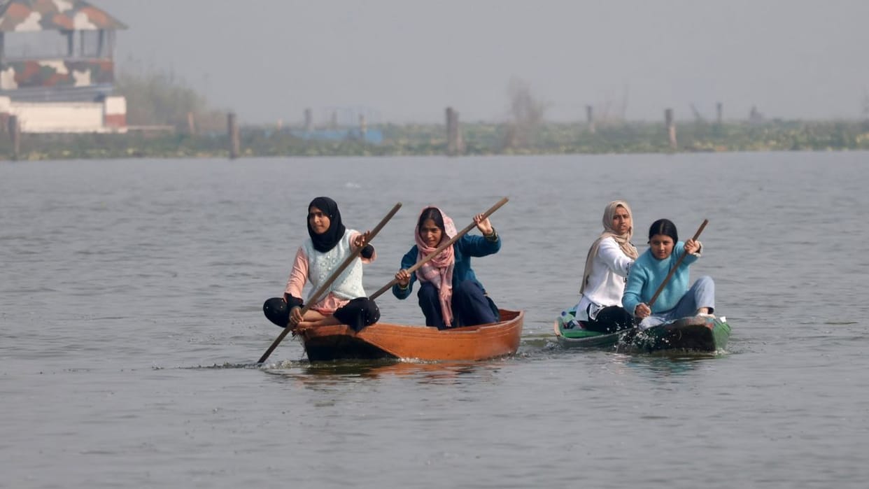 Jammu Kashmir: Water display of women power in Dal Lake, first women's boat race organized in Kashmir, see pic