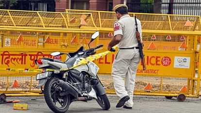 Firing outside a property dealer office in alipur Delhi